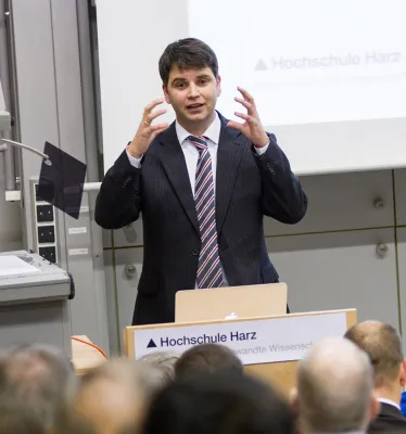 Bild: Massenfertigung vs. Maßschneiderung bei Softwaresystemen im Fokus