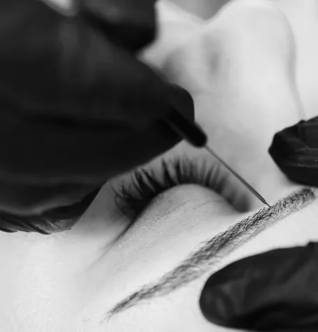 Bild: Permanent Make-up gehört in Expertenhände!