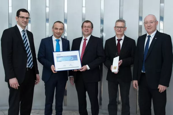 Tesat-Spacecom verleiht Lieferantenpreis an Rohde & Schwarz Teisnach Bild: Tesat-Spacecom verleiht Lieferantenpreis an Rohde & Schwarz Teisnach