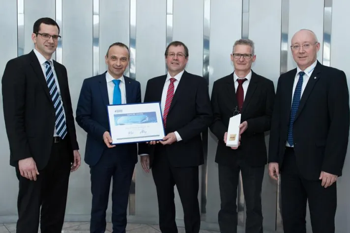 Bild: Tesat-Spacecom verleiht Lieferantenpreis an Rohde & Schwarz Teisnach