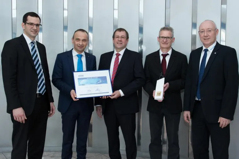 Bild: Tesat-Spacecom verleiht Lieferantenpreis an Rohde & Schwarz Teisnach