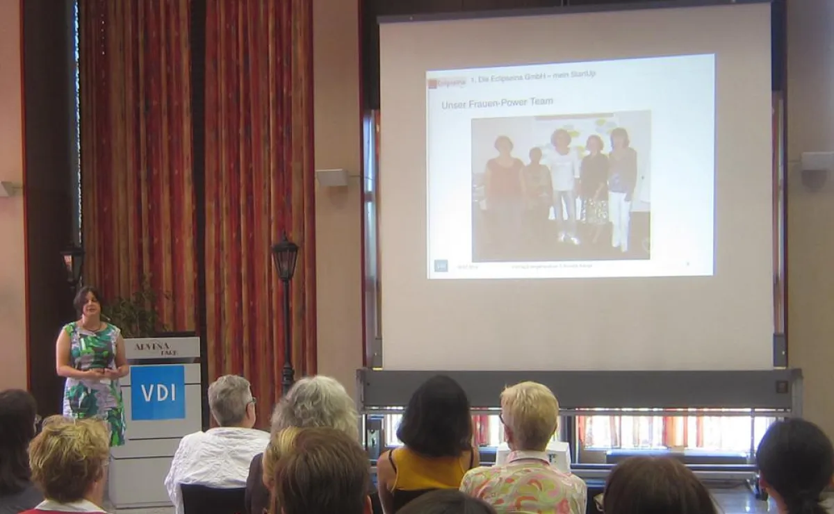 Annette Kempf zeigt auf, welche Meilensteine Eclipseina 2014 bereits erreicht hat (Foto: C.Niklas)