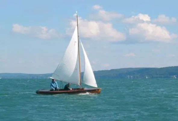 Bild: Segeln mit Alpenblick - Der Starnberger See bietet gute Aussichten für Segler
