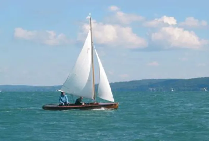 Bild: Segeln mit Alpenblick - Der Starnberger See bietet gute Aussichten für Segler