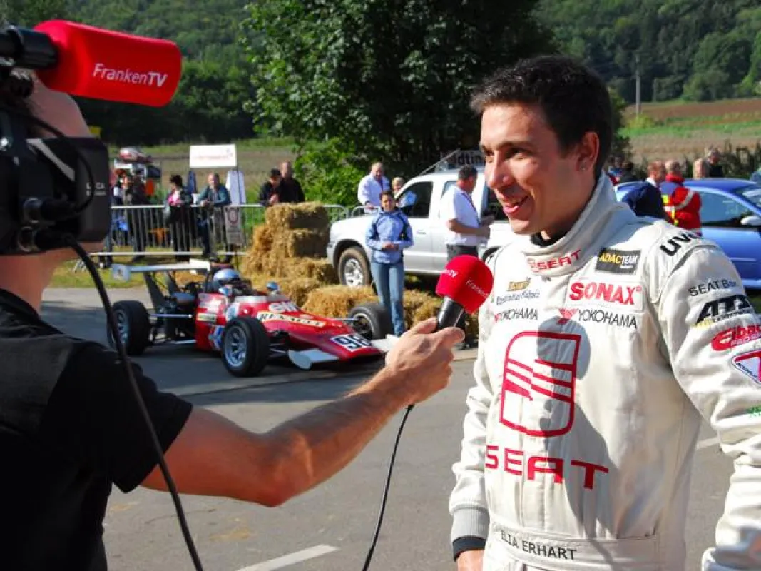 Im Fokus: Elia Erhart sah man 2010 des Öfteren im Fernsehen, wie hier im Interview mit Franken TV beim Happurger Bergrennen. (Foto