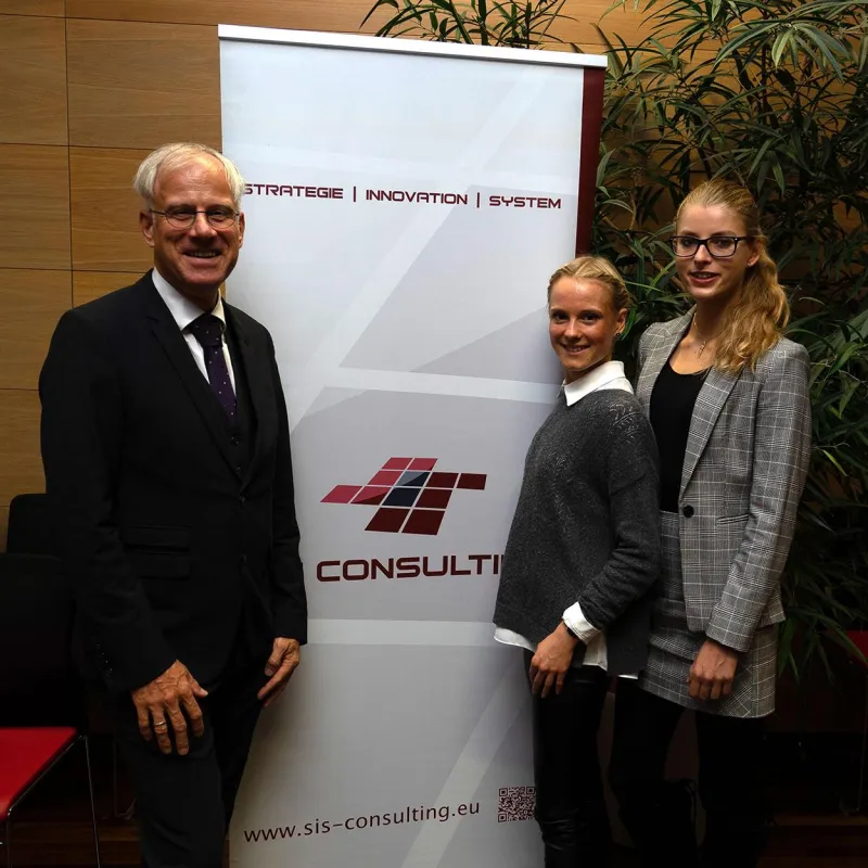 Christoph Weiss mit den Gewinnerinnen Nathalie König und Jessica Nagel (v.l.n.r.)