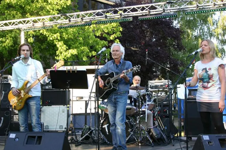 Bild: Rheinische feierte Schulfest: Lehrerband, orientalischer Bauchtanz und Rockgruppe sorgten für die Stimmung