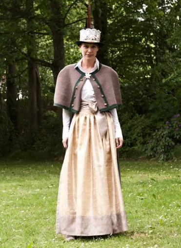 Trachten-Trend „Mantelet“ im Online-Shop zu haben Bild: Trachten-Trend „Mantelet“ im Online-Shop zu haben