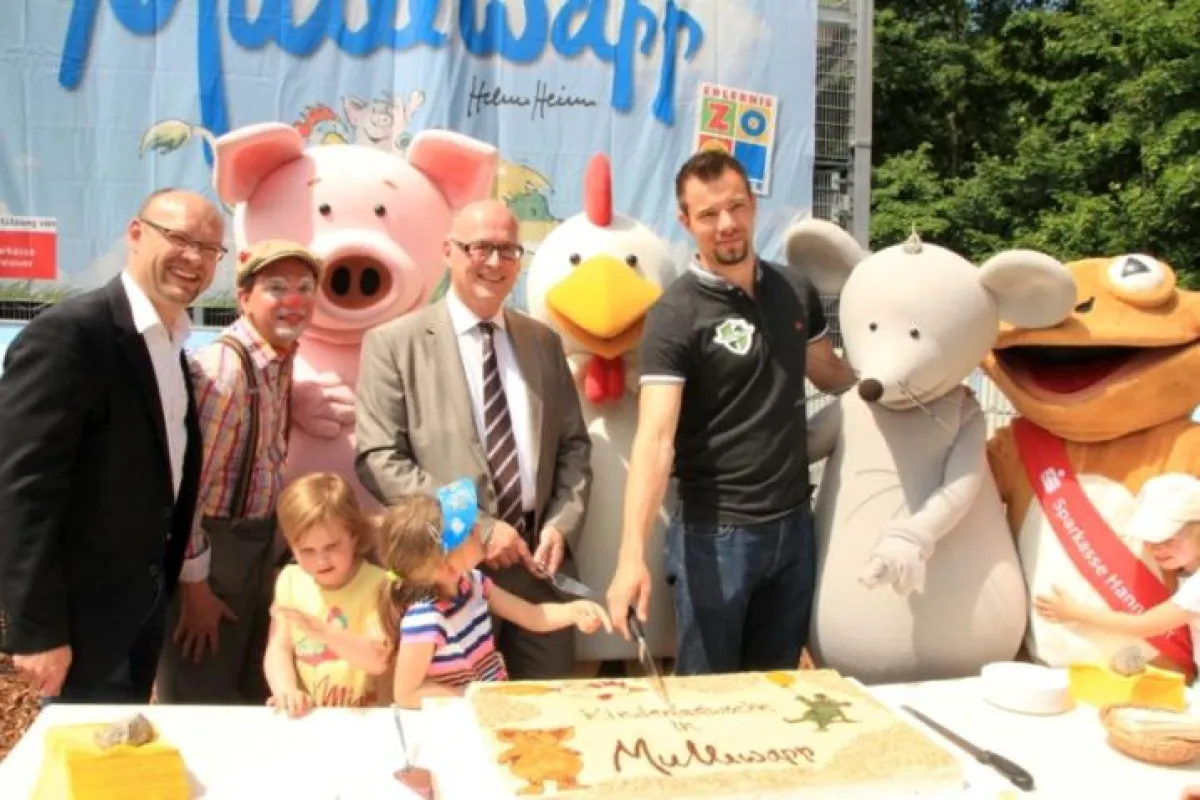 Kuchenanschnitt bei der Eröffnung der Kinderfestwoche in Mullewapp