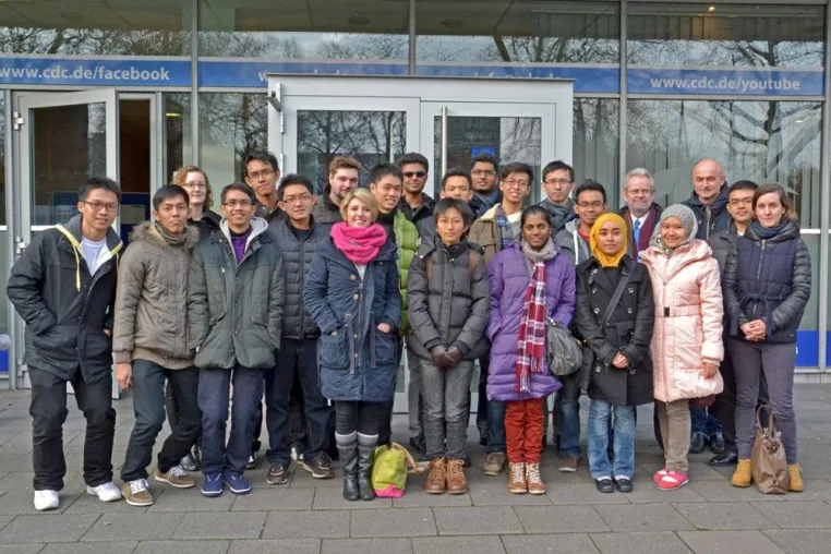 Bild: 17 malaysische Stipendiaten bereiten sich bei ungewohnten Temperaturen auf das Leben in Deutschland vor