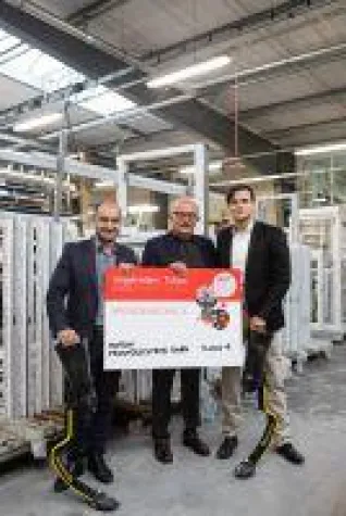 Bild: ISOGON Fenstersysteme sponsort neue Sport-Prothesen für Berliner Sprinter Ali Lacin