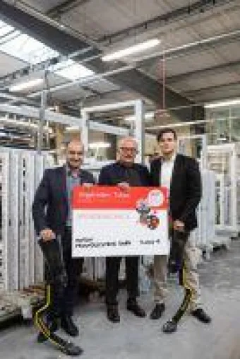 Bild: ISOGON Fenstersysteme sponsort neue Sport-Prothesen für Berliner Sprinter Ali Lacin