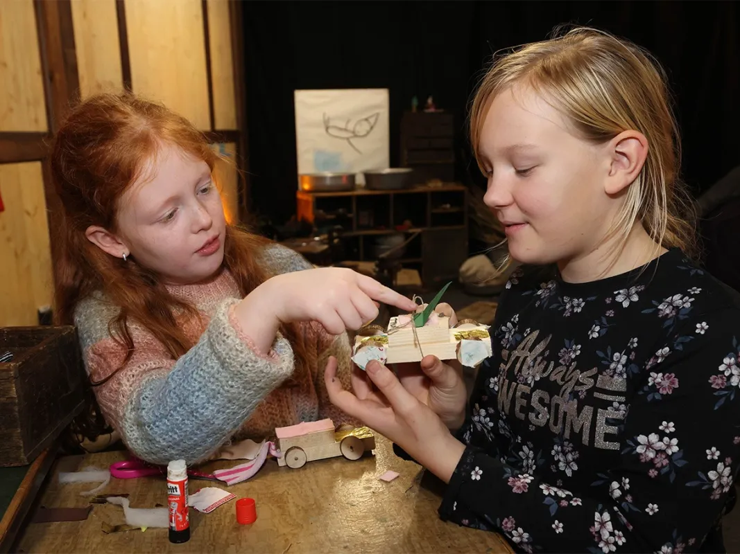 Basteln im NEULAND Haus des Weihnachtsmannes (© WMG Wolfsburg)