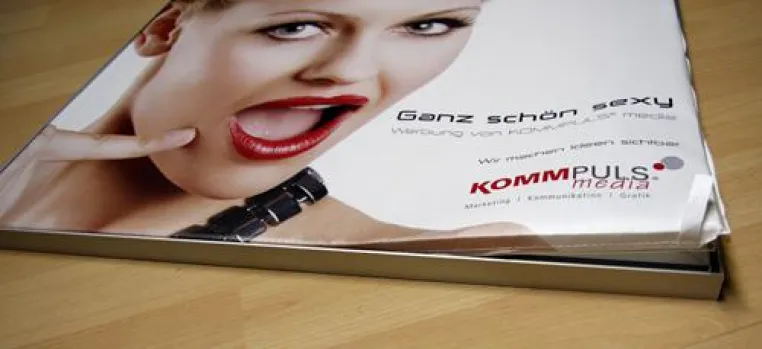 Bild: Großdrucke auf Messen und Veranstaltungen mit Spannprofilen elegant und rahmenlos präsentieren.