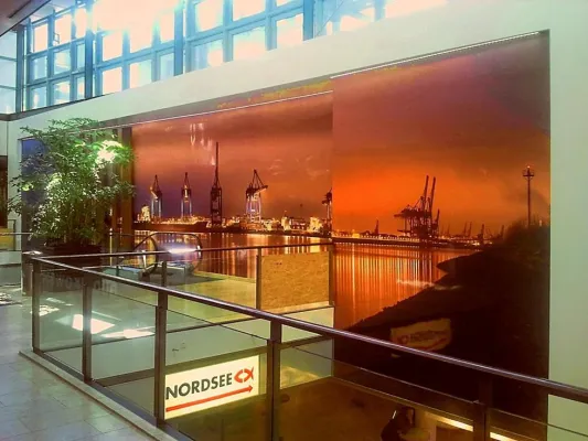 Bild: HH-Harburg Arcaden wurde über Nacht mit einem 100m² großen Wandmotiv im Digitaldruck verschönert
