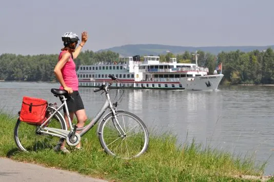 Bild: RAD & REISEN: Im Frühling mit dem Rad durch Europa - neue Highlights im frischen Reisekatalog 2013