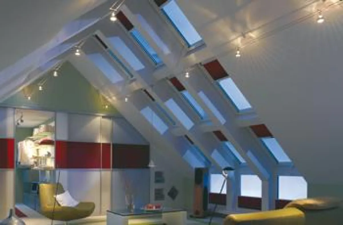 Lichtkomfort unterm Dach: Die raffinierte Fensterfront bietet einen freien Blick in den Himmel. Leuchten und Strahler an Seil- und Stangensystemen ergänzen das Tageslicht, sie bilden viele behagliche 