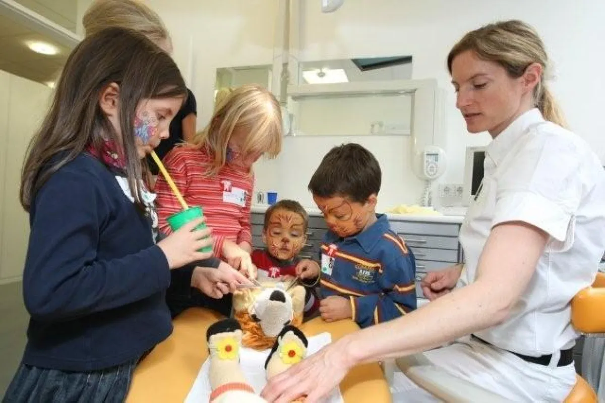 Kinderzahnärztin Dr. Ellen Ritterbusch erklärte den Kids verschiedene Behandlungsmöglichkeiten. Foto: up / R. Grimminger