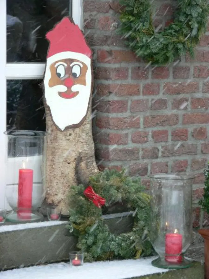 Stumpenkerzen mit dem RAL-Gütezeichen werden in Windlichtern platziert und weisen dem Nikolaus den richtigen Weg. Fotovermerk: Gütegemeinschaft Kerzen