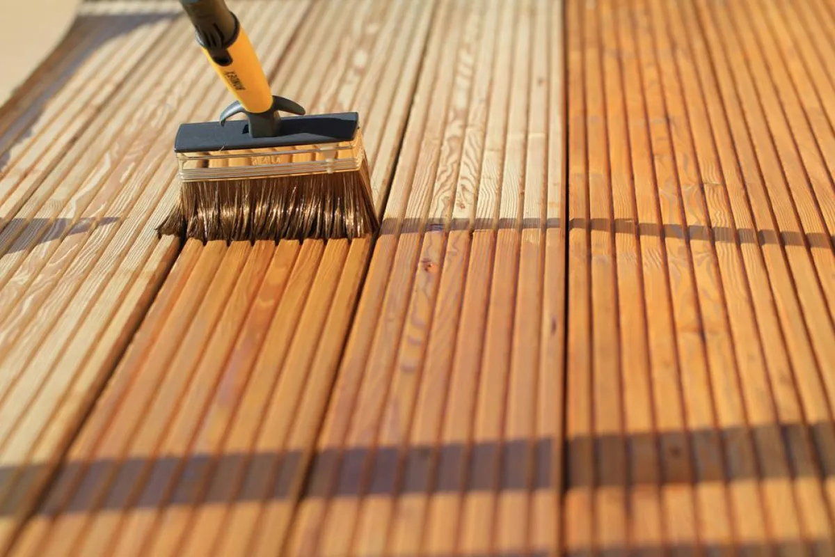 Die schnell trocknenden Bondex Express Holz-Öle machen den Terrassenboden im Nu winterfest.