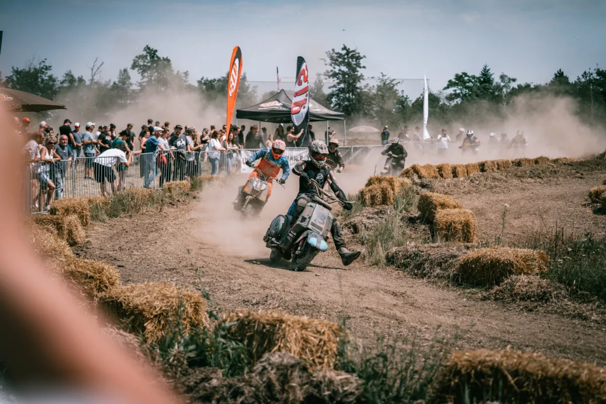 Mehr als 50 Fahrer treten beim Vespa Cross Rennen gegeneinander an (© SIP Scootershop)