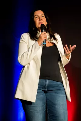 Excellence Award Nadja Cianciosi - Aufruf zur Heilung in der politischen Post-Trump-Ära: Bild: Excellence Award Nadja Cianciosi - Aufruf zur Heilung in der politischen Post-Trump-Ära: