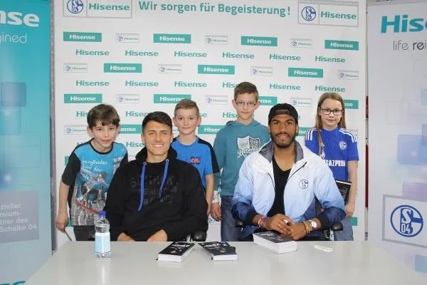 Erfolgreiche Autogrammstunde: Hisense und Schalke 04 lassen Bochumer Fussballherzen schneller schlagen Bild: Erfolgreiche Autogrammstunde: Hisense und Schalke 04 lassen Bochumer Fussballherzen schneller schlagen