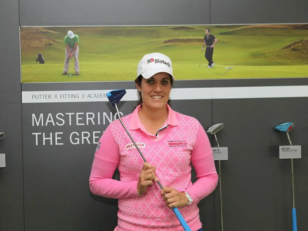 Caroline Rominger in der KRAMSKI Putting Academy