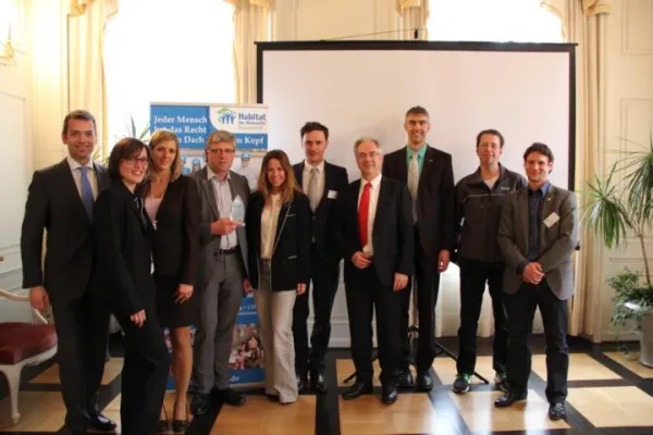 Bild: Habitat for Humanity ehrt die BERA GmbH zum Unternehmenspartner des Jahres