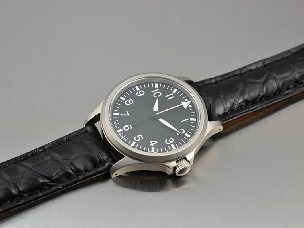 Fliegeruhr Small Aviator mit Zentralsekunde von Tourby Watches