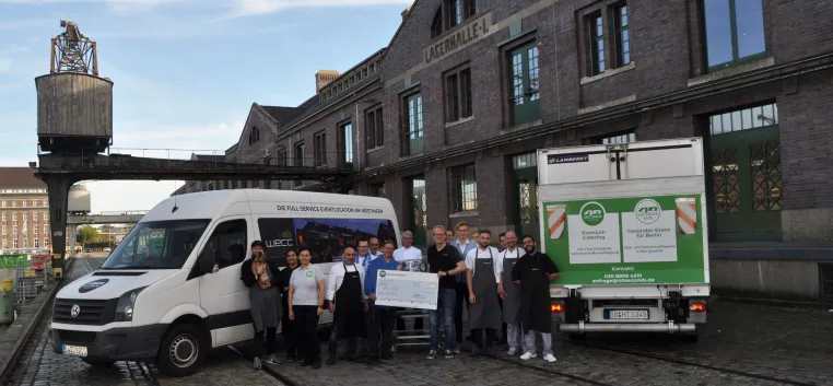 Hilfe für 1892HILFT: 40 SECONDS BERLIN spendet 1.000 € für das Projekt „Schlafsackengel“ Bild: Hilfe für 1892HILFT: 40 SECONDS BERLIN spendet 1.000 € für das Projekt „Schlafsackengel“