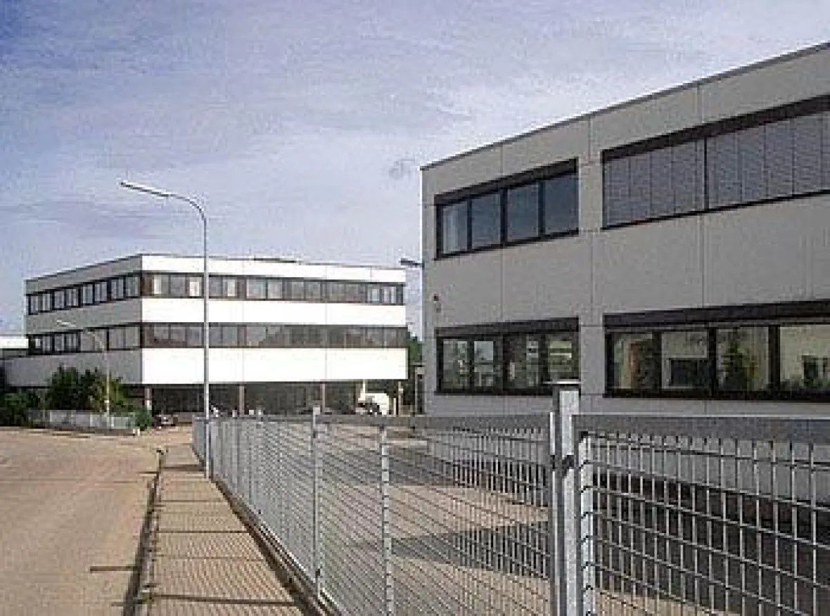 Büroflächen sowie Hallen für Lager und Produktion stehen zur Verfügung