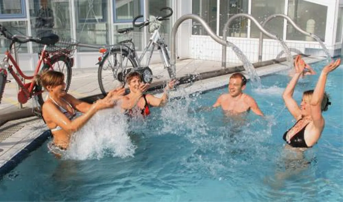 Nach dem Radeln in die Thermen: Immer mehr Radfahrer tanken bei einem Bad in Europas größter Thermalbadelandschaft Kraft für die nächste Etappe. Foto: Kurverwaltung Bad Füssing