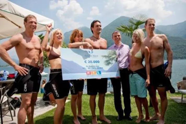 Bild: Der erste Promi-Schwimmwettbewerb am Lago di Lugano im Parco San Marco