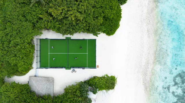 Bild: Auf den Spuren der Trendsportart: Le Méridien Maldives Resort & Spa präsentiert neuen Padel-Court