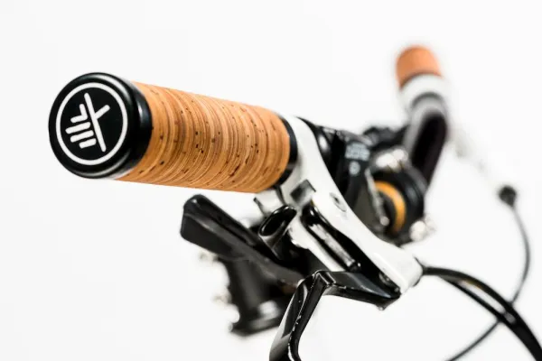 Bild: So kommen Radfahrer gut durch den Herbst: Lenkergriffe aus natürlicher Birkenrinde