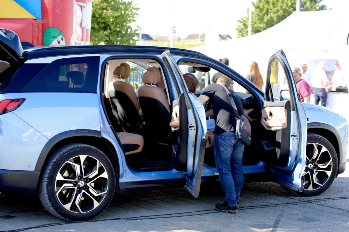 Besucher in einem NIO ES8 am eMobiltreff.ch (© eMobiltreff.ch)