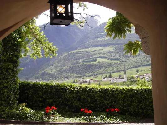 Bild: Der Obstgarten Südtirols, das Schlaraffenland Vinschgau erblüht.
