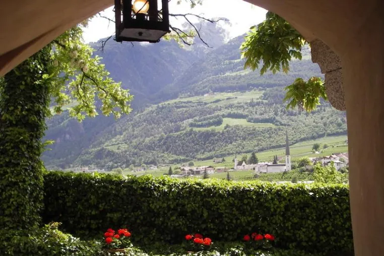 Der Obstgarten Südtirols, das Schlaraffenland Vinschgau erblüht. Bild: Der Obstgarten Südtirols, das Schlaraffenland Vinschgau erblüht.