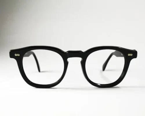Bild: Eine neue Runde, bitte - Die kantige Vintage-Nerd-Brille hat eine formschöne Konkurrentin bekommen