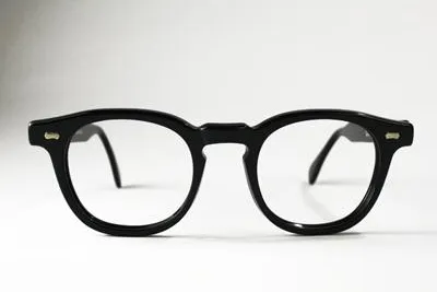 Eine neue Runde, bitte - Die kantige Vintage-Nerd-Brille hat eine formschöne Konkurrentin bekommen Bild: Eine neue Runde, bitte - Die kantige Vintage-Nerd-Brille hat eine formschöne Konkurrentin bekommen