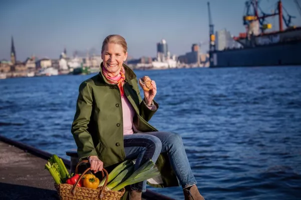 Bild: Butter bei die Fische! NORDSEE und Cornelia Poletto suchen das beste Fischbrötchen zum Weltfischbrötchentag