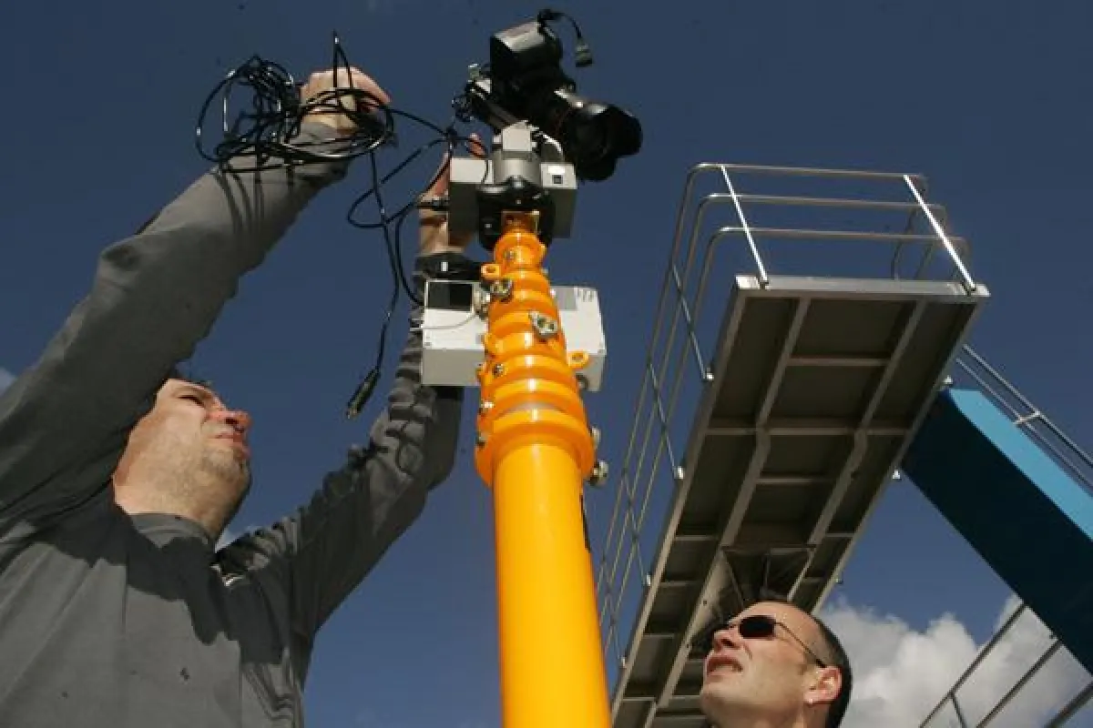 Fotograf Adam bei der Montage des Spezialstatives
