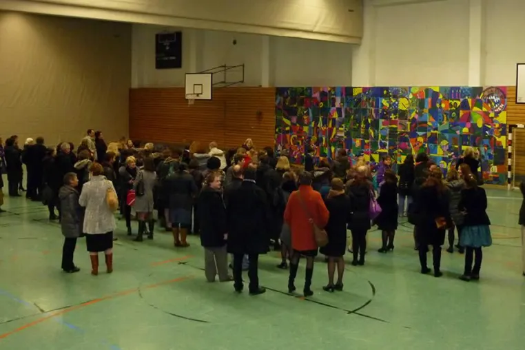 Bild: 700 Kinder schaffen ein gemeinsames Kunstwerk
