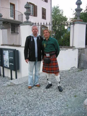 Bild: Pfarrer in Samedan / Schweiz freut sich über Whisky Versteigerung von "Smallest Whisky Bar on earth"