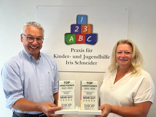 Hervorragender Arbeitgeber: Auszeichnung der Praxis für Kinder- und Jugendhilfe Iris Schneider Bild: Hervorragender Arbeitgeber: Auszeichnung der Praxis für Kinder- und Jugendhilfe Iris Schneider