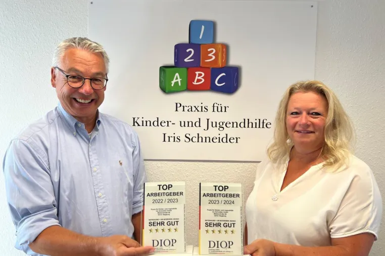 Bild: Hervorragender Arbeitgeber: Auszeichnung der Praxis für Kinder- und Jugendhilfe Iris Schneider 