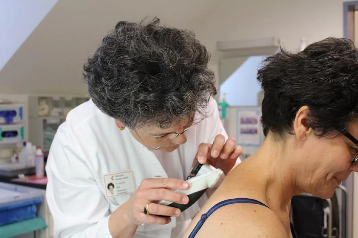 Die Direktorin der Hautklinik, Dr. Dorothee Dill, untersucht eine Patientin