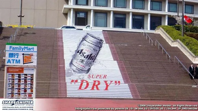 Bild: Weltrekord - Das weltweit grösste nahtlose Motiv auf Treppenstufen mit Shapeshifter Media StairGraphics
