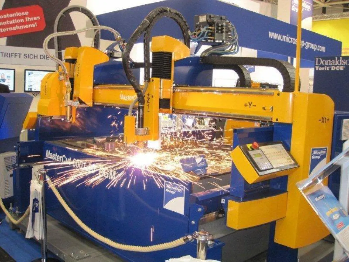 Der neue Maschinentyp MasterCut in Aktion auf dem Stand der MicroStep Group®